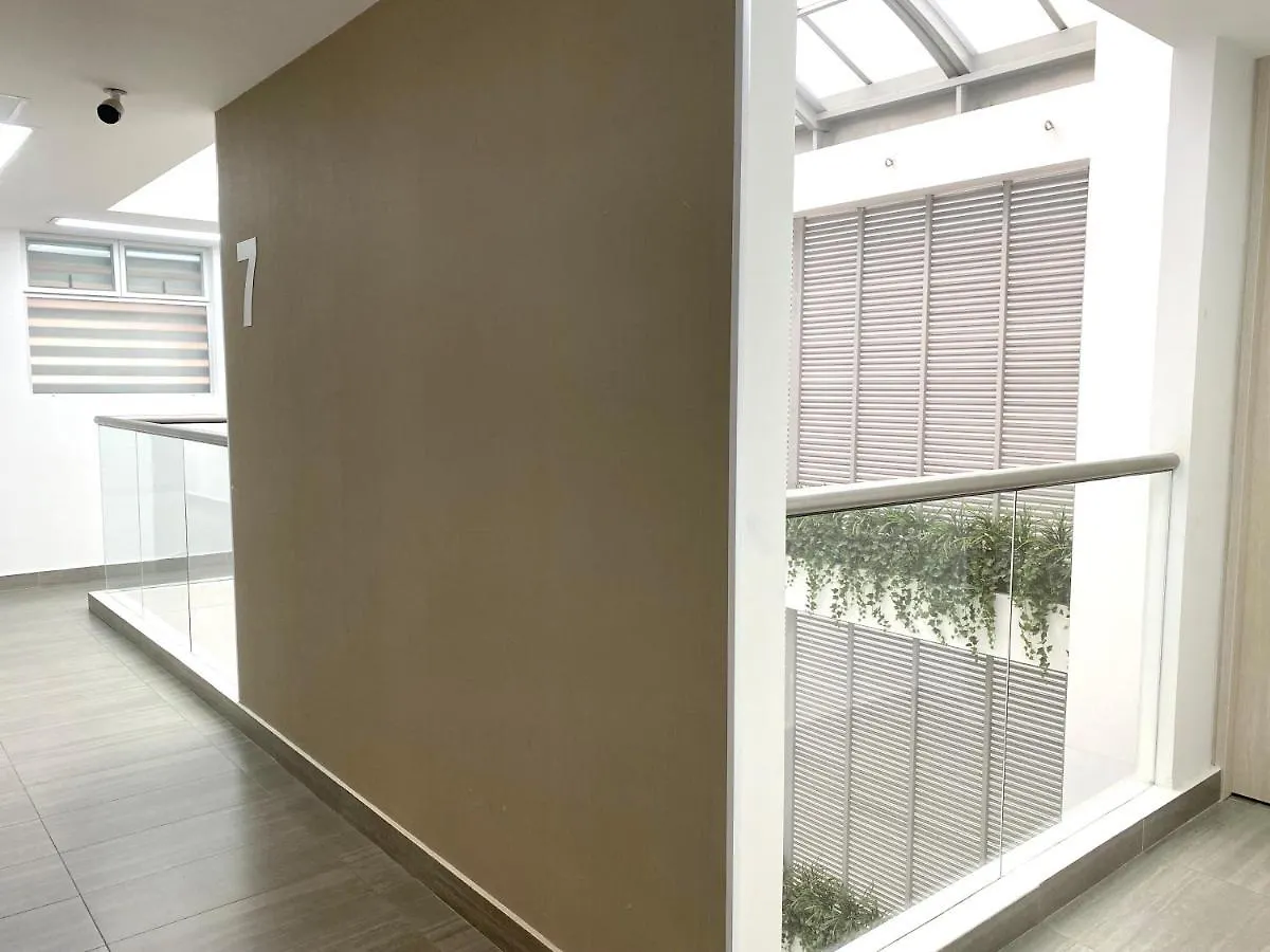 Seven Inn Hotel 麦德林